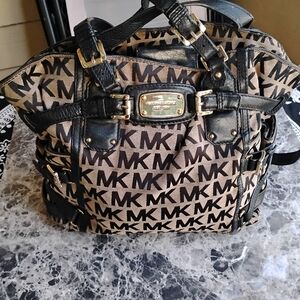 Micheal Kors Strap Around Crossbody Purse